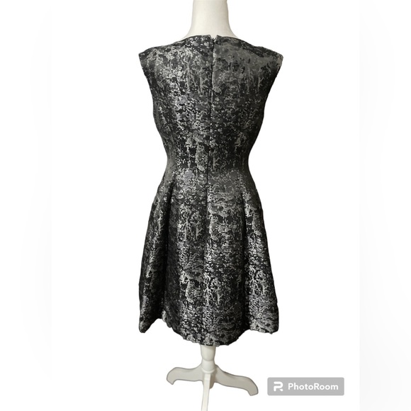 NWT Anne Klein knee length cocktail dress. Size 6 Black & Gray metallic color - Picture 2 of 8
